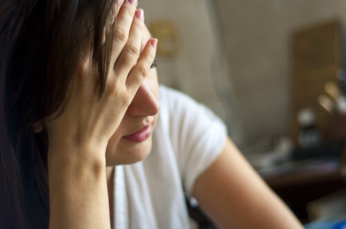 Kvinde tager sig til hoved og ønsker at undgå stress