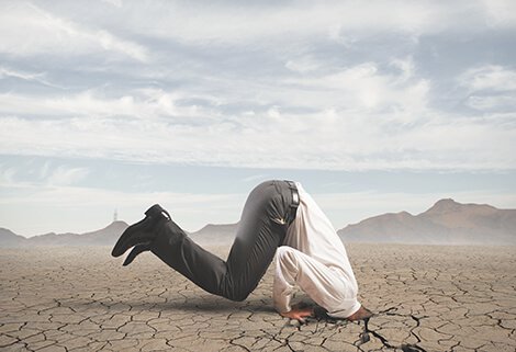 Person med hoved i jorden