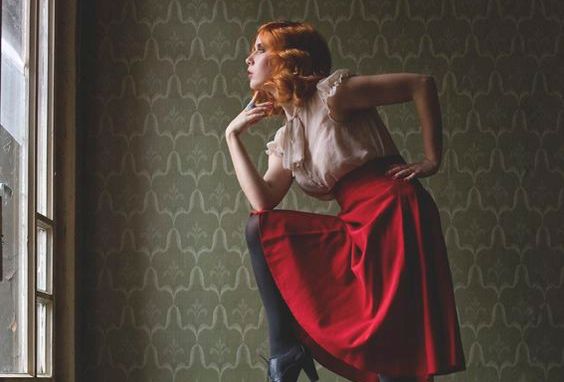 Kvinde kigger ud af vindue og er klar til at træffe beslutninger