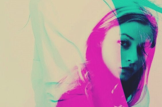 Kvinde i pink og blå nuancer