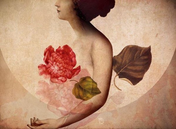 Kvinde dækket af blomster viser sin følsomhed