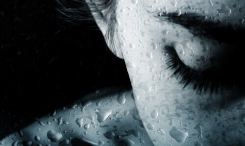 Kvinde med vanddråber giver sig selv lov til at græde