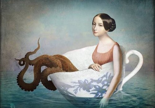 Kvinde i tekop på hav med blæksprutte