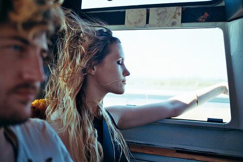 Kvinde i bil mærker frihed