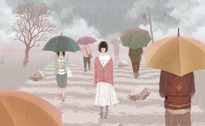 Kvinde uden parpaly går i regnvejr