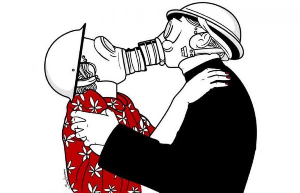 Par kysser med gasmasker på, da de oplever ekstrem kærlighed