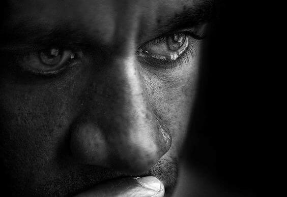 Mand med tårer i øjne af at græde