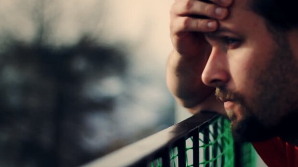 Mand tager sig til hovedet og er bekymret på grund af alzheimers