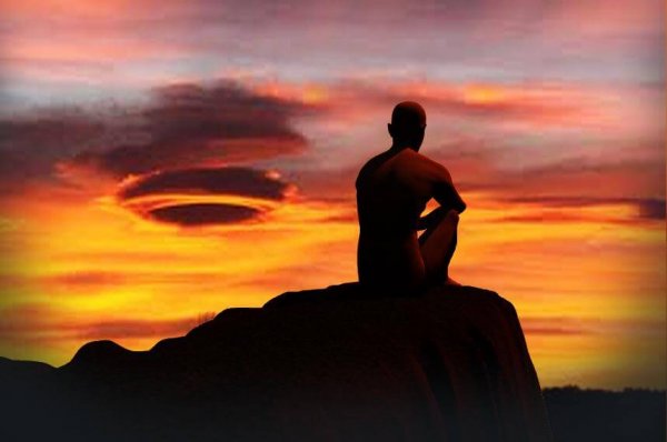 Mand starter dagen ved at meditere