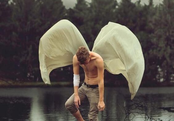 Mand med vinger har besluttet at give følelser en chance