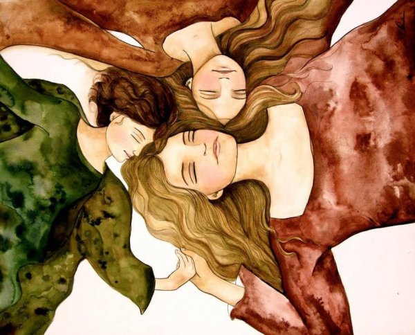 Vilde kvinder ligger sammen på mark