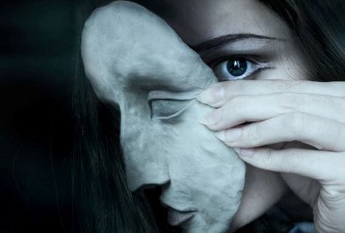 Kvinde tager maske af og lader sig være sårbar