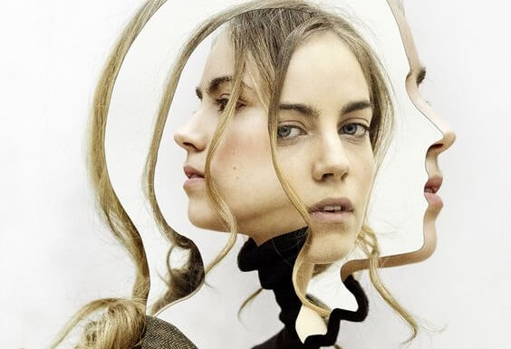 Kvinde med flere masker anvender udspekuleret tavshed