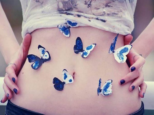 Sommerfugle på kvindes mave