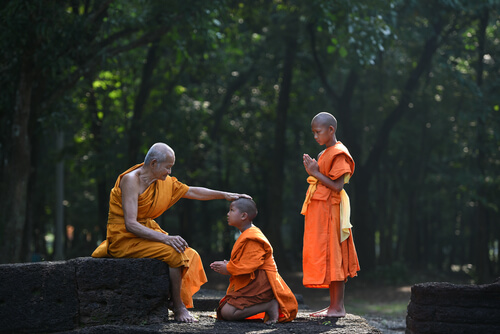 Munke fortæller buddhistiske historier om at leve i nuet