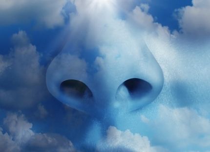 Næse på himmel udfører dybe vejrtrækninger