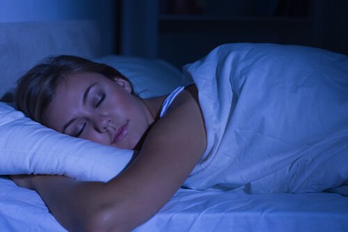 Sovende kvinde er ved at drømme om ekskærester