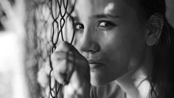 Trist kvinde ved net lider af borderline personlighedsforstyrrelse