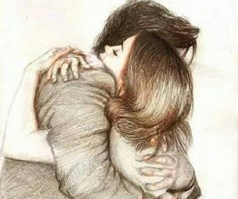 Mand og kvinde omfavner hinanden for at trøste