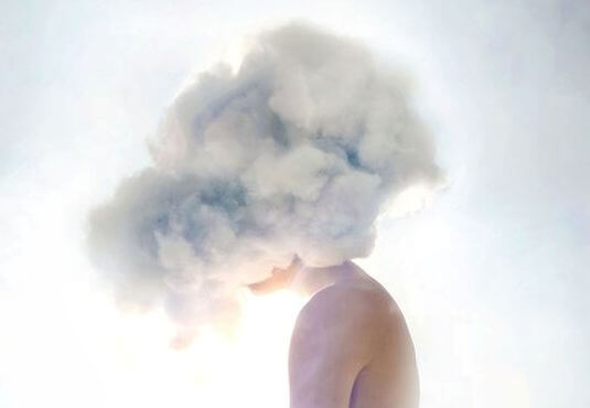 Person med hoved i sky er overvældet af irritation og depression