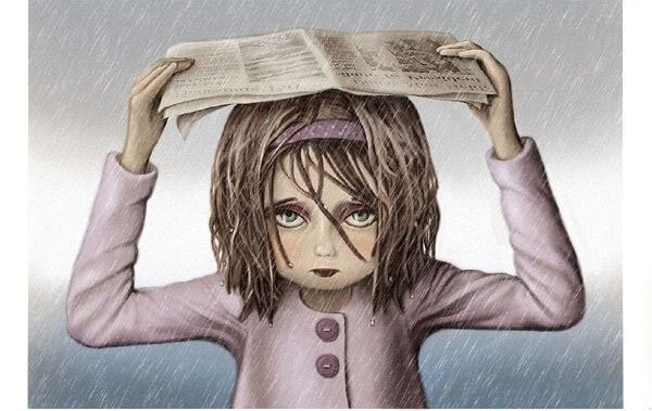 Trist kvinde under avis i regnvejr har det forkerte job