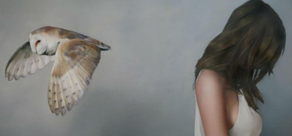 Kvinde vender ryg til fugl på grund af trøstende løgne