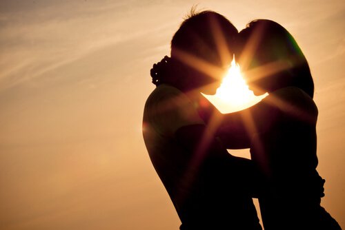 Siluette at par ved solnedgang, der nyder sensommer kærlighed