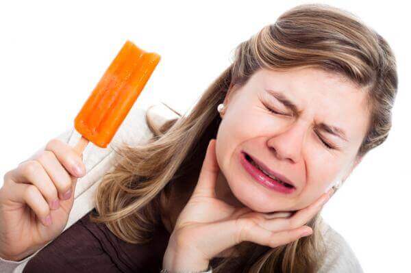 Kvinde med smerte i kæbe af at skære tænder