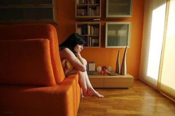 Kvinde sidder i sofa