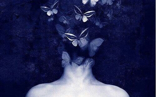 Persons hoved er dækket af sommerfugle