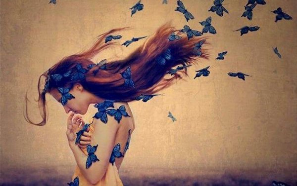 Nøgen kvinde dækket af sommerfugle viser sin følsomhed