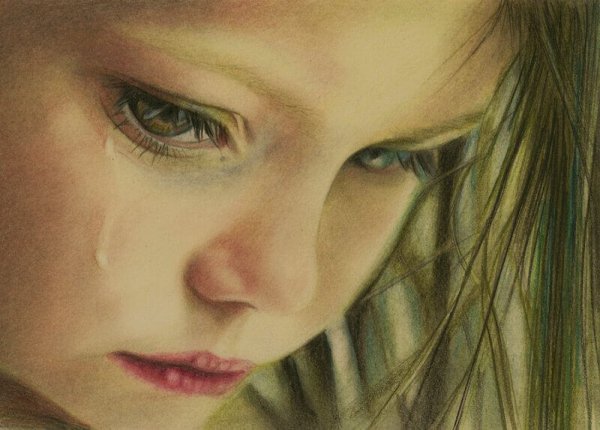 Pige græder på grund af børnemishandling