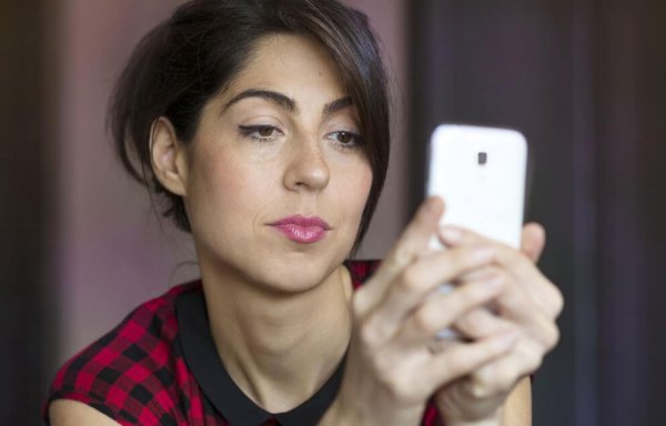 Kvinde tjekker kærestes telefon på grund af jalousi