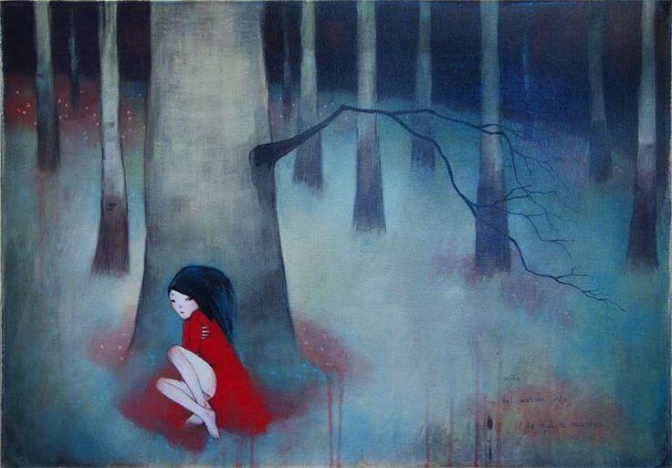 Kvinde gemmer sig bag træ i skov