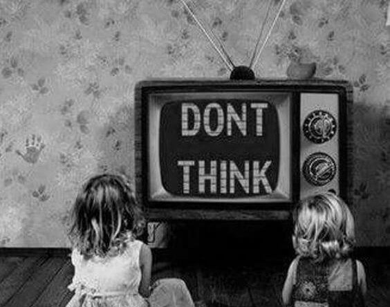 Børn ser fjernsyn, hvor der står "tænk ikke"