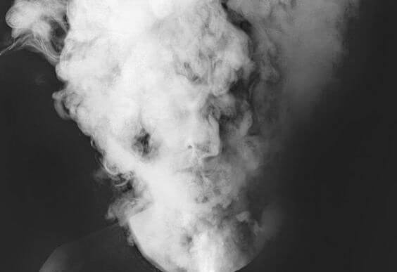 Persons hoved er dækket af tåge for at symbolisere hjernetåge