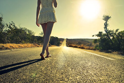 Kvinde går barfodet på vej for at tilfredsstille behov