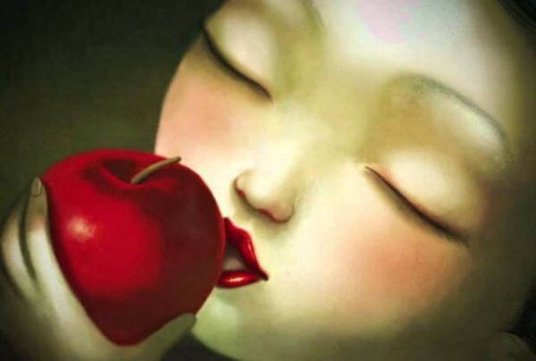 Pige kysser æble 