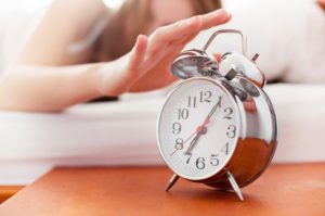 5 psykologiske strategier, der kan få dig op om morgenen