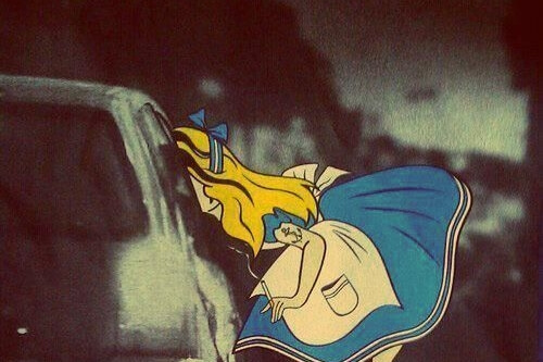 Tegneseriefigur stikker hovedet ind af bilvindue