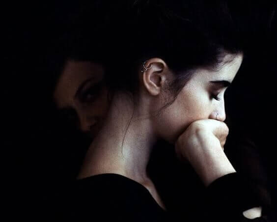 Kvinde, der rører ved sit ansigt, oplever forskellige typer angst