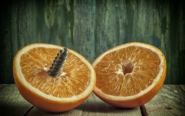 Appelsin i to halve med skrue i midten