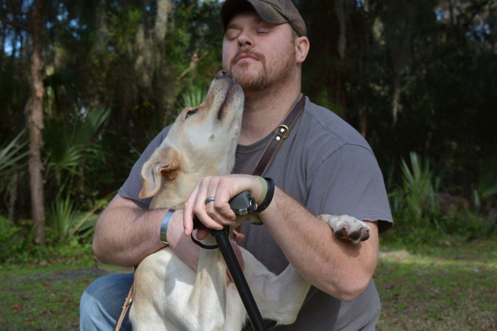 Arleigh med sin ejer illustrerer empati fra en hund