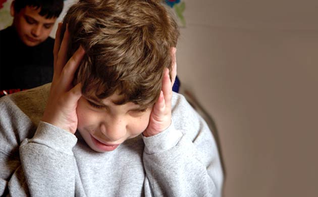 Dreng med autisme tager sig til hovedet