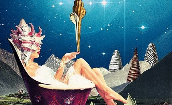 Kvinde i badekar foran nattehimmel