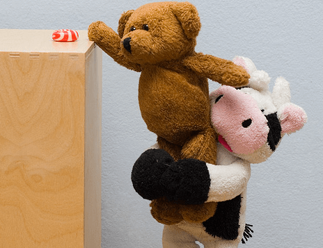 Bamse hjælper anden bamse med at nå bolsje, da den er en god person