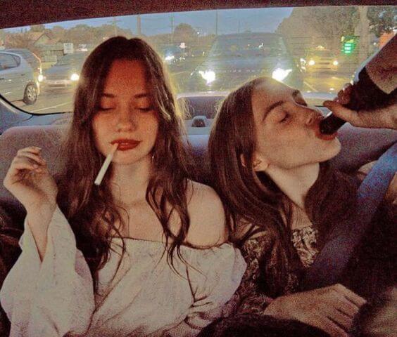 Piger i bil drikker og ryger