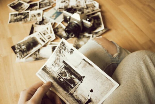Person kigger på billeder og mindes fortid, selvom hun har lært at leve med det, der er sket