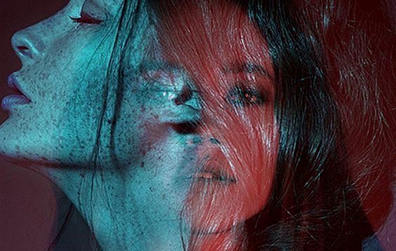 Kvinde i blå og rød lider af skjult depression