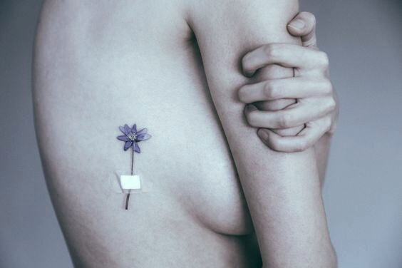 Kvinde med blomst ved bryst